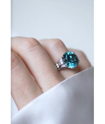 Bague Cocktail Zircon bleu et diamants sur platine les muscles