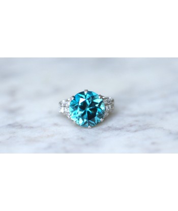 Bague Cocktail Zircon bleu et diamants sur platine les muscles