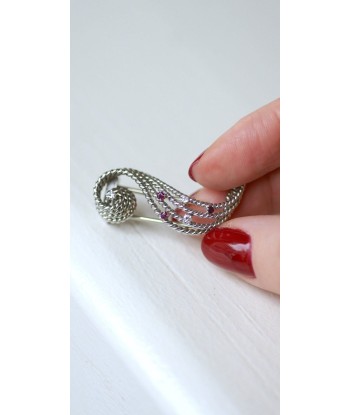 Broche volute diamants et rubis rembourrage situé sous