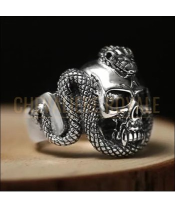 Chevalière homme en argent tète de mort et serpent style gothique Toutes les collections ici