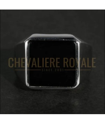 Chevalière homme argent noire rayonne de force et de puissance chez Cornerstreet bien 