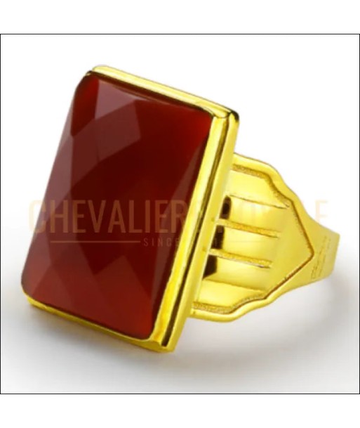 Chevalière homme or 14 carats ornée d'une pierre d'agate rouge est présent 