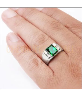 Bague chevalière homme la pierre émeraude et diamants brillant des détails fins