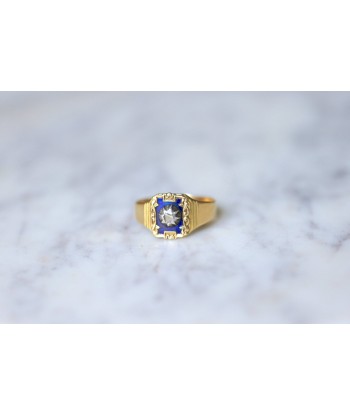 Bague chevalière ancienne en or jaune et diamant sur émail bleu rembourrage situé sous