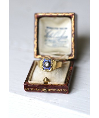 Bague chevalière ancienne en or jaune et diamant sur émail bleu rembourrage situé sous