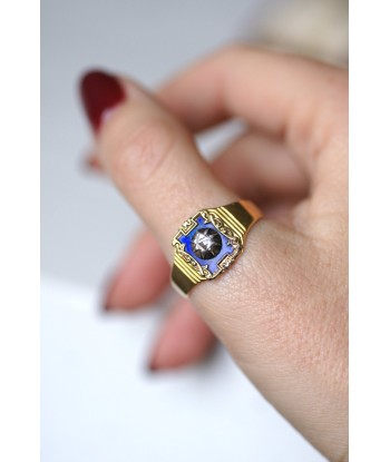 Bague chevalière ancienne en or jaune et diamant sur émail bleu rembourrage situé sous