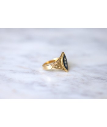 Bague marquise ancienne en or jaune et diamant sur émail bleu Voir les baskets