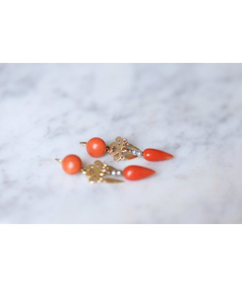 Boucles d'oreilles anciennes en or rose, corail, et perle Toutes les collections ici