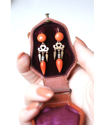 Boucles d'oreilles anciennes en or rose, corail, et perle Toutes les collections ici