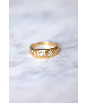 Bague jonc victorienne en or jaune 18Kt et trois diamants est présent 