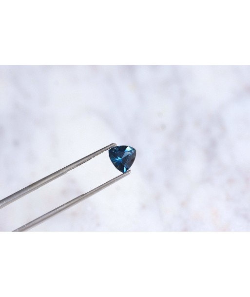 Saphir bleu vert, color change, 1.52 Cts, troïdia suggérées chez