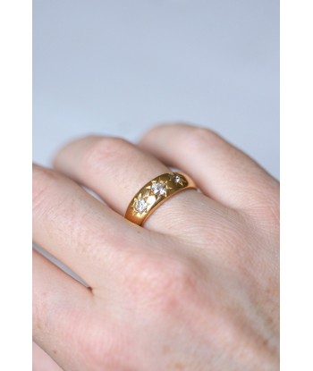 Bague jonc victorienne en or jaune 18Kt et trois diamants est présent 