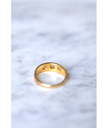 Bague jonc victorienne en or jaune 18Kt et trois diamants est présent 