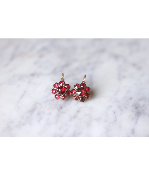 Boucles d'oreilles dormeuses anciennes en or rose et grenats en stock