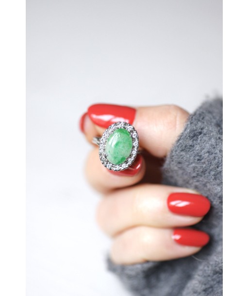 Bague de fiançailles jade entourage diamants sur or blanc en stock