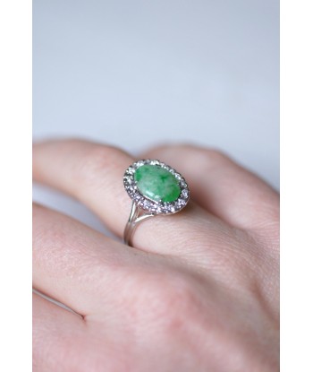 Bague de fiançailles jade entourage diamants sur or blanc en stock