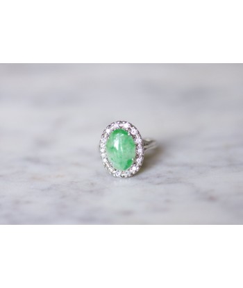 Bague de fiançailles jade entourage diamants sur or blanc en stock