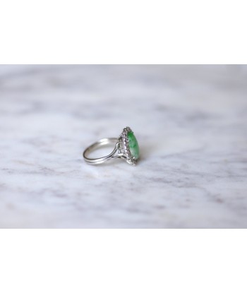 Bague de fiançailles jade entourage diamants sur or blanc en stock