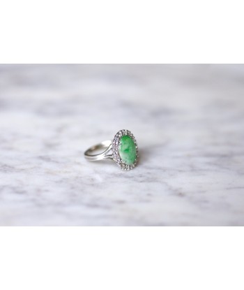 Bague de fiançailles jade entourage diamants sur or blanc en stock