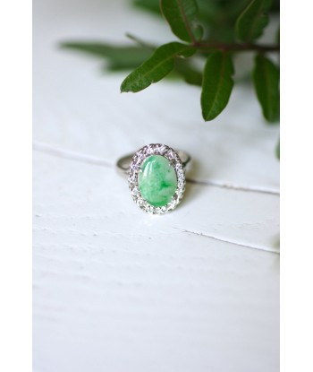 Bague de fiançailles jade entourage diamants sur or blanc en stock