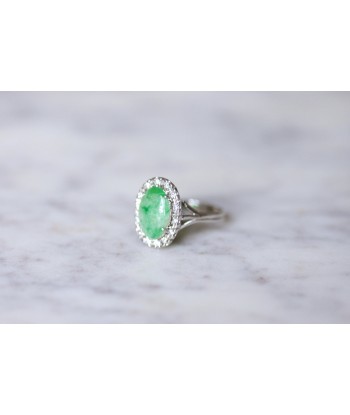 Bague de fiançailles jade entourage diamants sur or blanc en stock