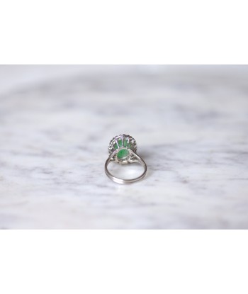 Bague de fiançailles jade entourage diamants sur or blanc en stock