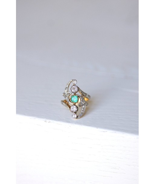 Bague Belle Epoque Marquise Emeraude entourage diamants en stock