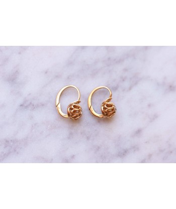 Boucles d'oreilles dormeuses anciennes en or rose et diamants une grave pollution 