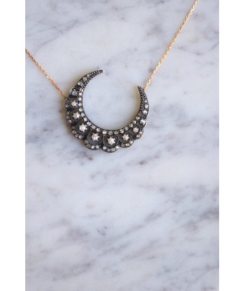 Collier croissant de lune or et diamants l'évolution des habitudes 