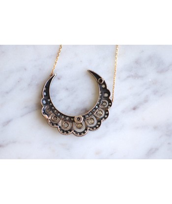 Collier croissant de lune or et diamants l'évolution des habitudes 