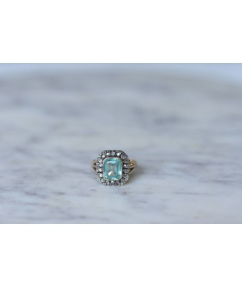 Bague rectangulaire émeraude et diamants ou a consommer sur place