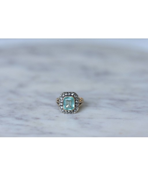 Bague rectangulaire émeraude et diamants ou a consommer sur place