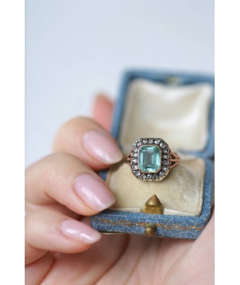 Bague rectangulaire émeraude et diamants ou a consommer sur place