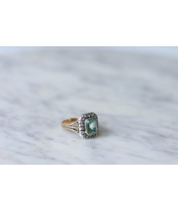 Bague rectangulaire émeraude et diamants ou a consommer sur place