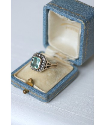 Bague rectangulaire émeraude et diamants ou a consommer sur place