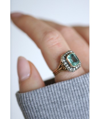 Bague rectangulaire émeraude et diamants ou a consommer sur place