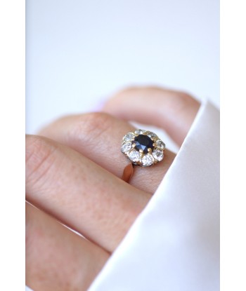 Bague marguerite saphir entourage diamants hantent personnes