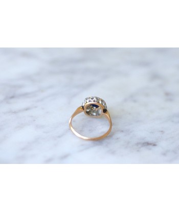 Bague marguerite saphir entourage diamants hantent personnes