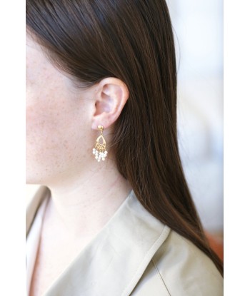 Boucles d'oreilles or jaune et franges de perles une grave pollution 