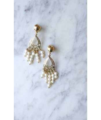 Boucles d'oreilles or jaune et franges de perles une grave pollution 