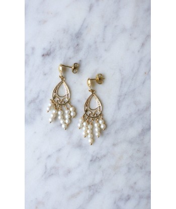 Boucles d'oreilles or jaune et franges de perles une grave pollution 