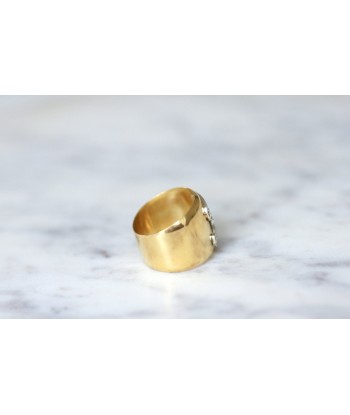 Bague jonc or lettre F en linge